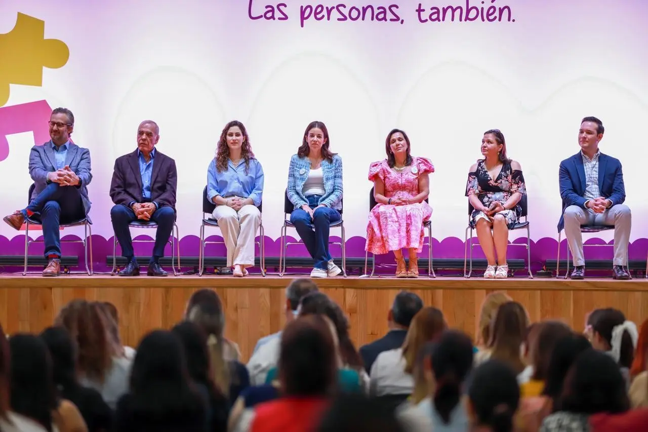 El congreso estuvo encabezado por Liliana Salinas Valdés, presidenta honoraria del DIF Coahuila; y Paola Rodríguez López, presidenta honoraria de Inspira Coahuila. (Fotografía: Gobierno de Coahuila)