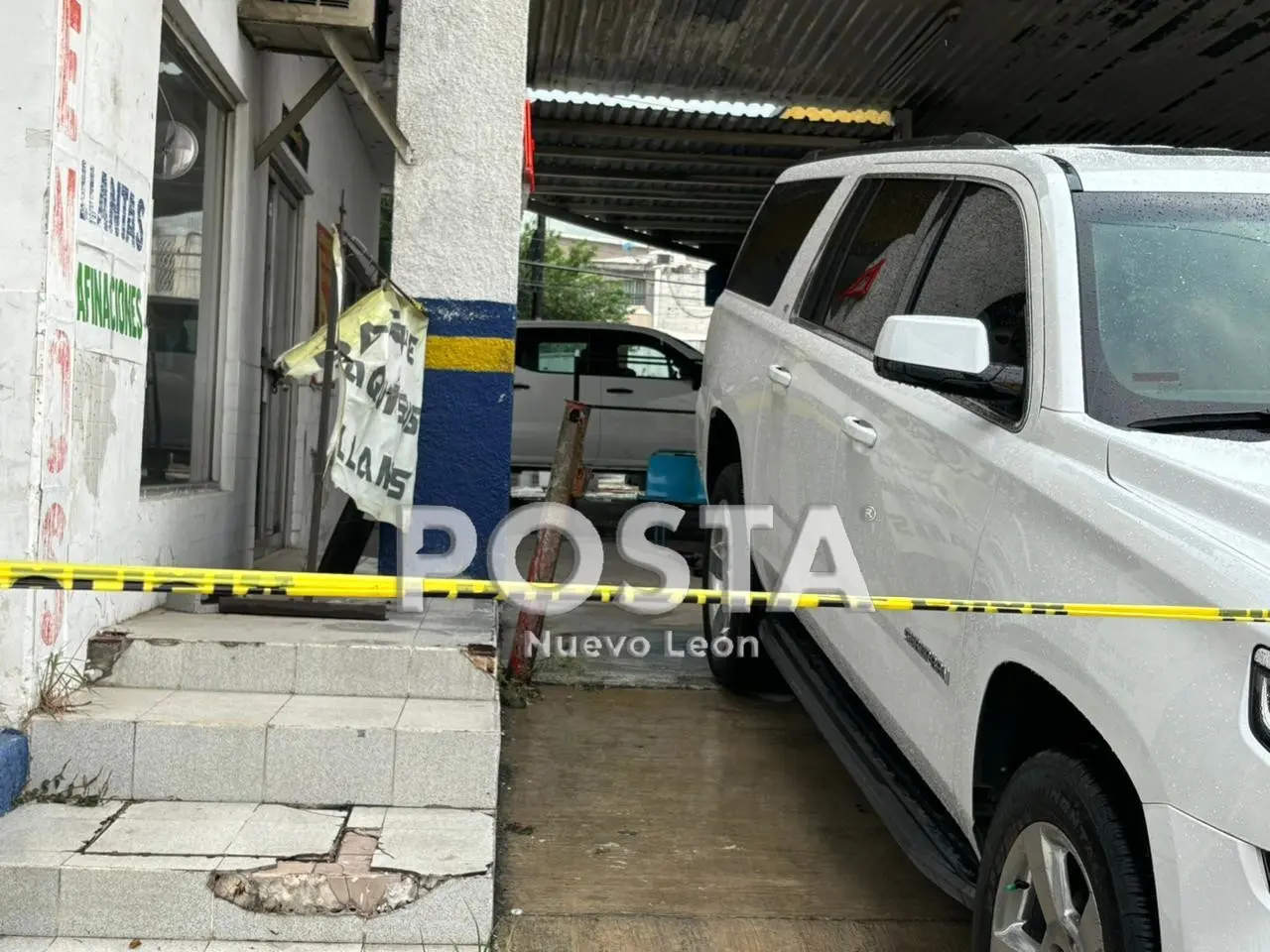 En una camioneta color blanco fue hallado el cuerpo del hombre. Foto: Raymundo Elizalde