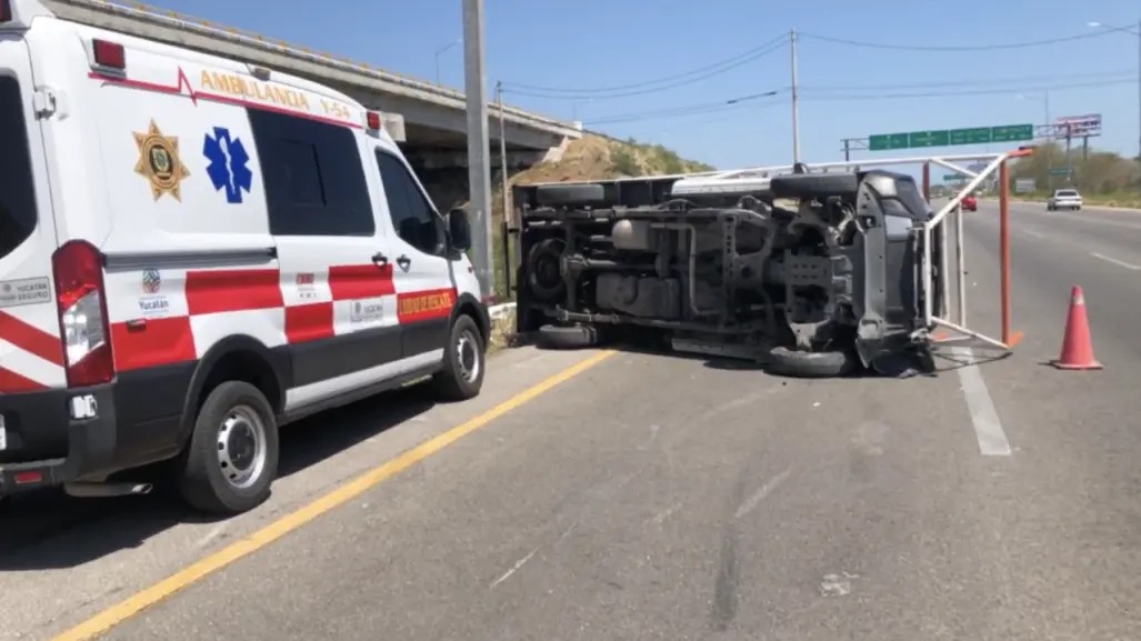 Auto termina volcado al tomar un retorno en la vía Mérida-Progreso