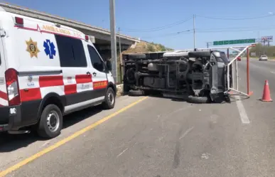 Auto termina volcado al tomar un retorno en la vía Mérida-Progreso