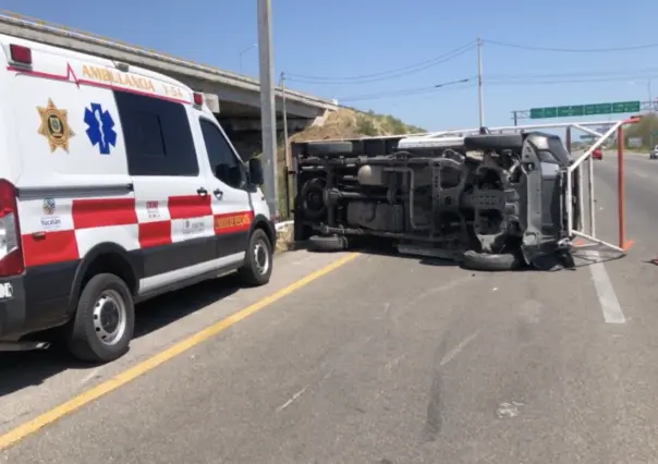 Auto termina volcado al tomar un retorno en la vía Mérida-Progreso