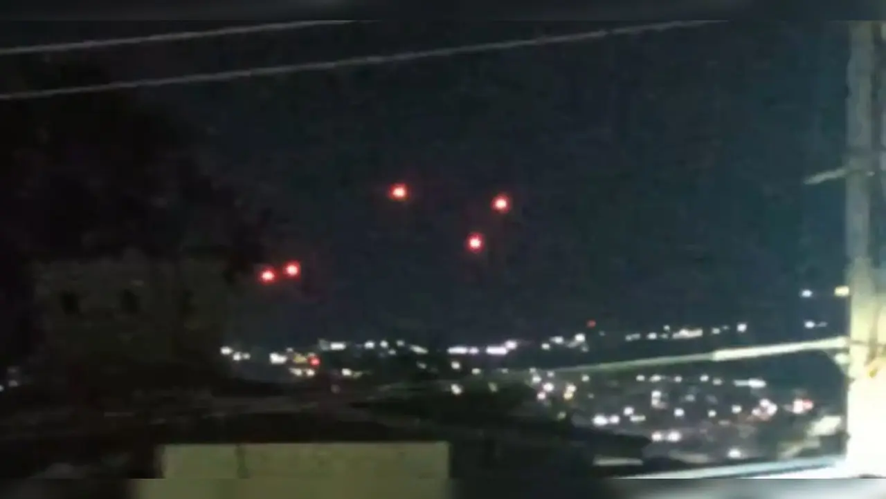 Posibles drones realizando un ensayo para el show que se brindó en el encuentro de Caliente de Durango. Foto: Captura de pantalla.