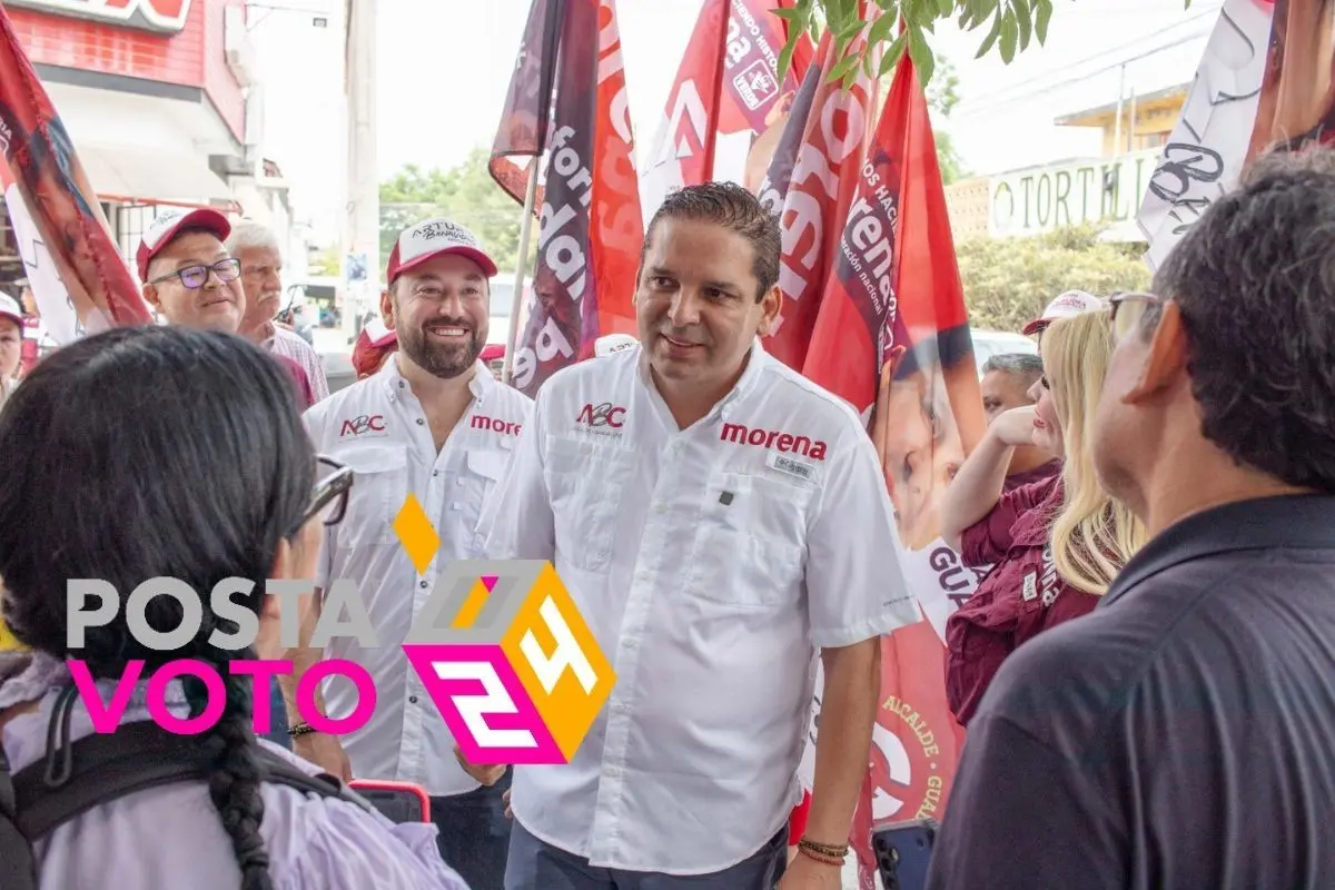 Karina Barrón mostrando la denuncia contra ex funcionario de Monterrey. Foto: Armando Galicia