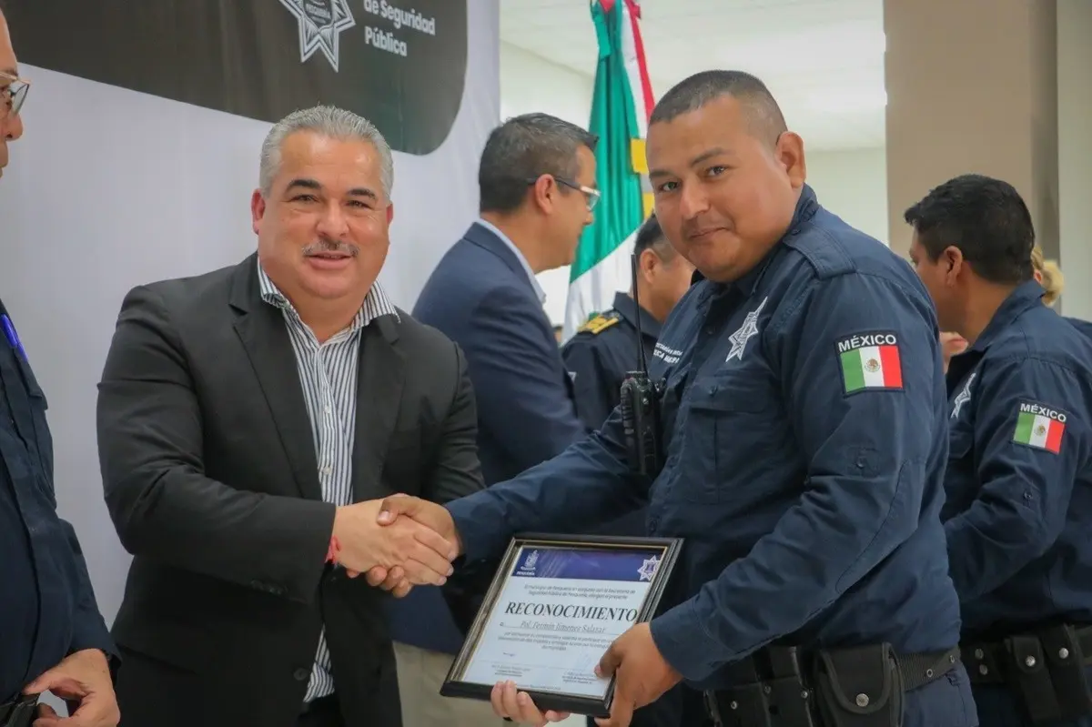 Reconoce Gobierno de Pesquería a 50 policías por su compromiso y valor