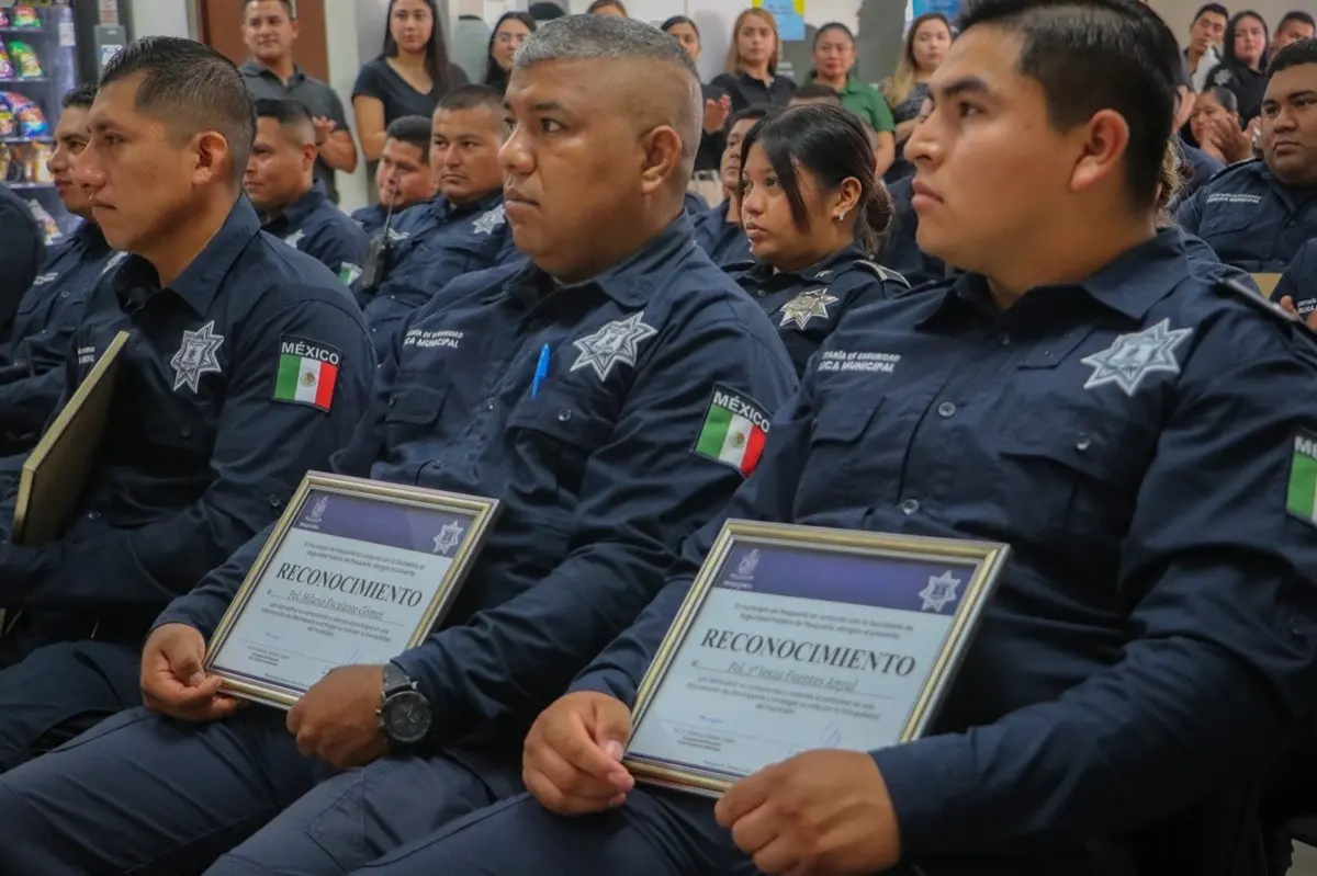 Reconoce Gobierno de Pesquería a 50 policías por su compromiso y valor