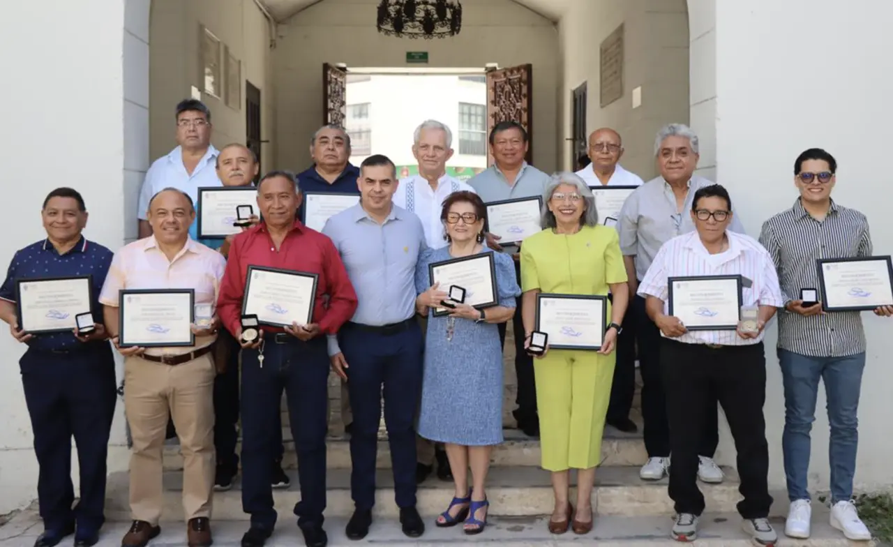 Más de 30 excolaboradores de la Uady fueron reconocidos por sus trayectorias dentro de la máxima casa de estudios del estado.- Foto de la Uady