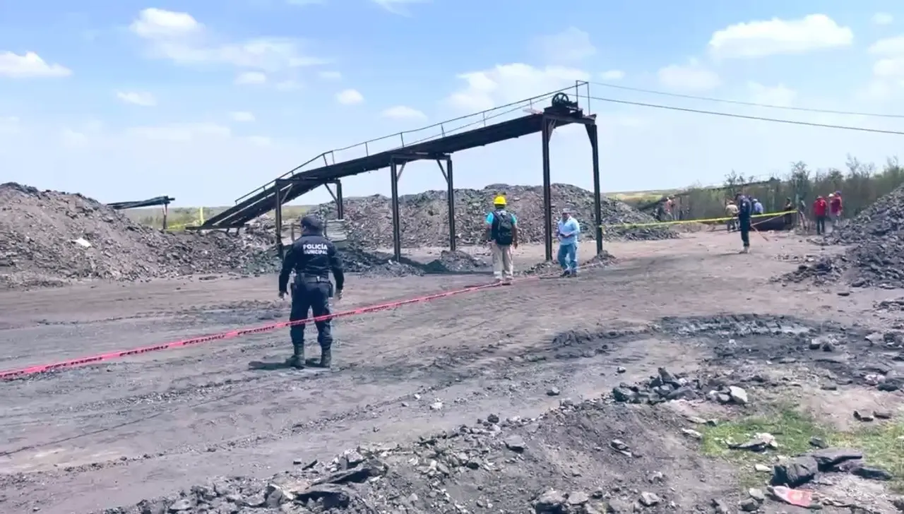 Las autoridades buscan rescatar el cuerpo del trabajador. (Fotografía: X @AlexValero)