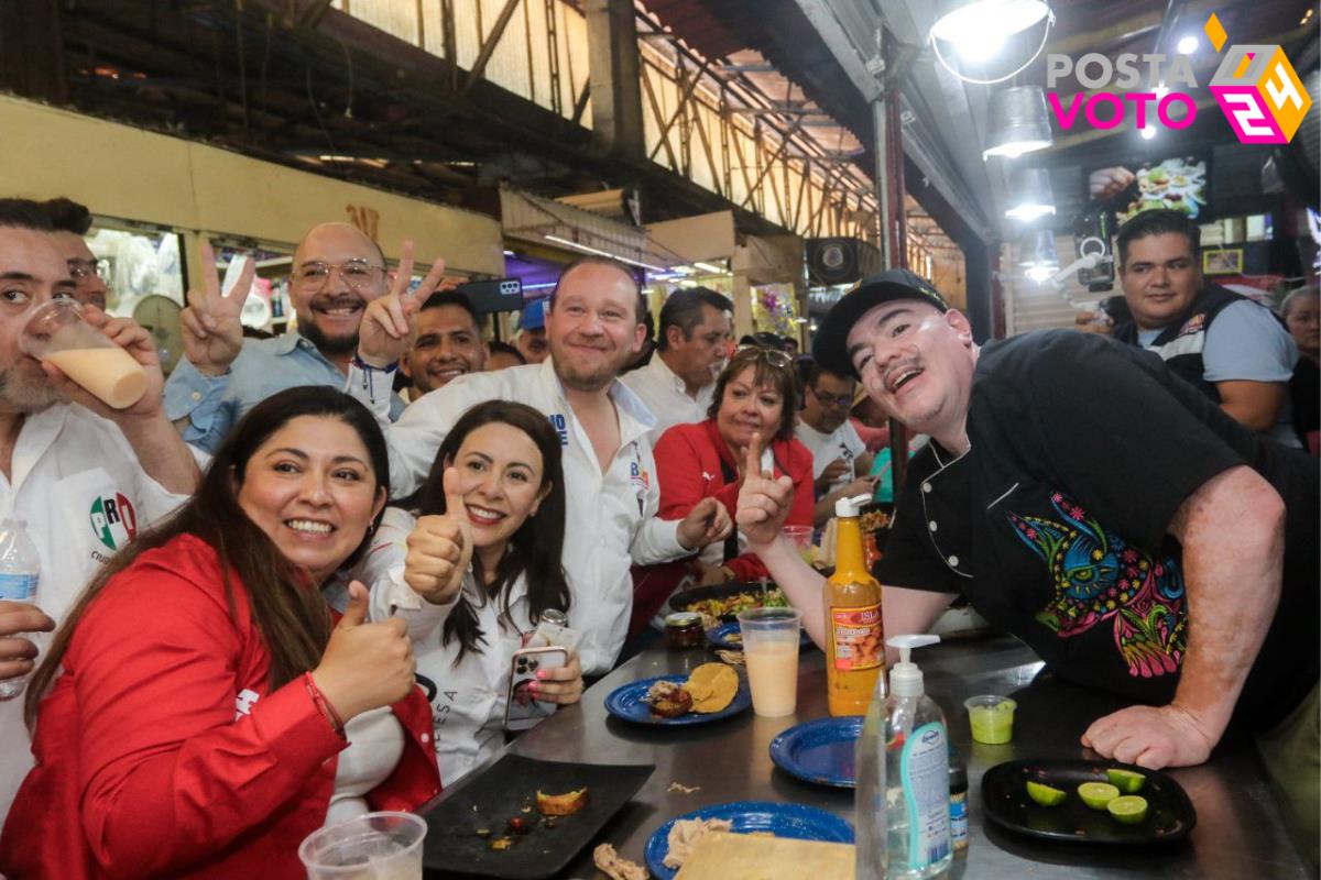 Santiago Taboada junto a sus compañeros de la coalición Va X la CDMX en el Mercado de Jamaica. Foto: @Rocio_BarreraB