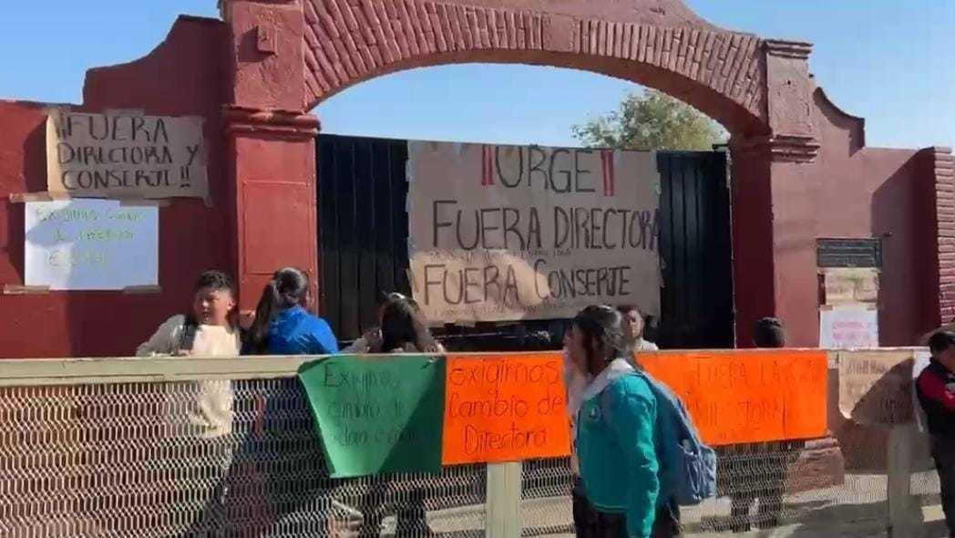 Padres de familia realizan paro de labores en primaria de Calimaya. Foto: Captura de pantalla