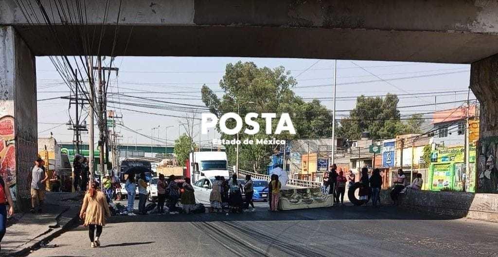 Caos vial en San Miguel Xalostoc por protesta por agua potable