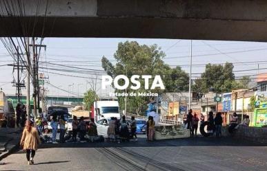 Caos vial en San Miguel Xalostoc por protesta por agua potable