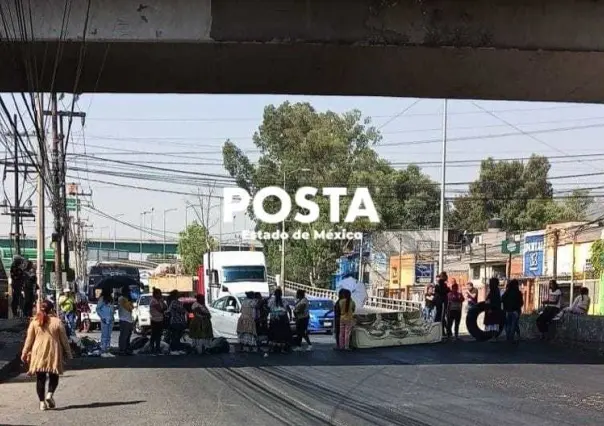 Caos vial en San Miguel Xalostoc por protesta por agua potable