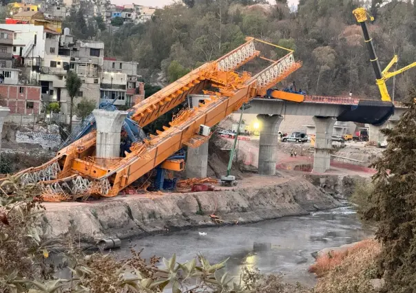 Otra más del Tren Interurbano, ahora se desploma grúa, no hay heridos