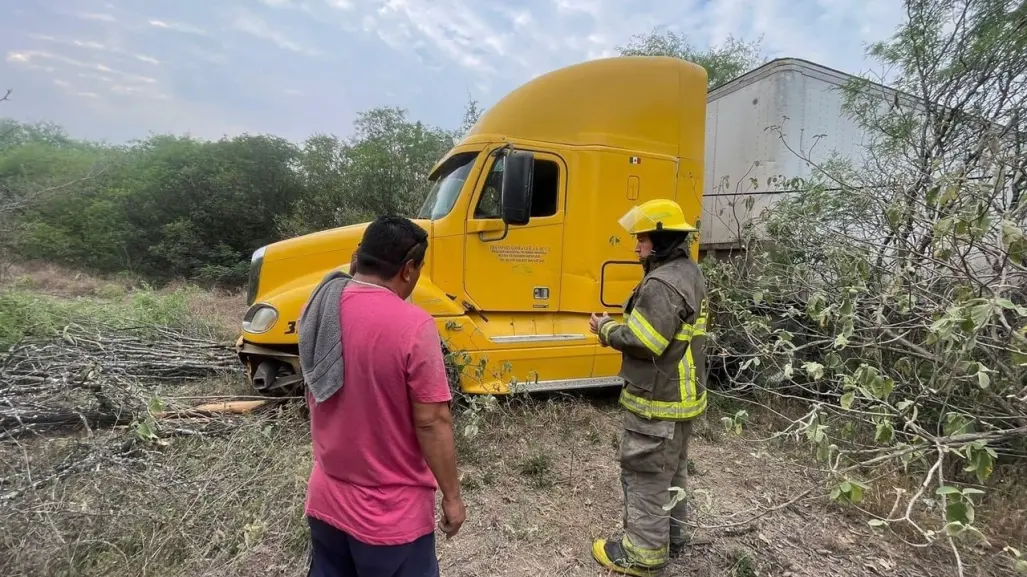 Sale camión de carretera y se estrella en Linares