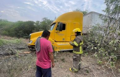 Sale camión de carretera y se estrella en Linares