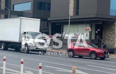 Chocan camión de carga y camioneta frente a Cintermex