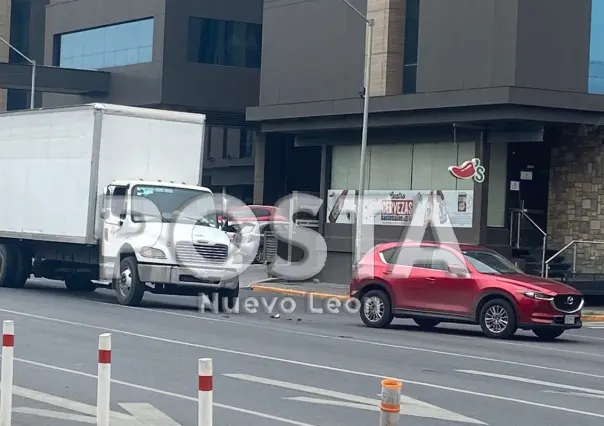 Chocan camión de carga y camioneta frente a Cintermex