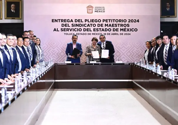 Entregan pliego petitorio maestros al Servicio del Estado a Delfina Gómez