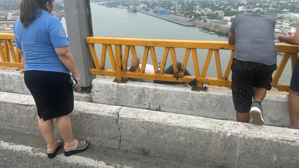 Personal de la Guardia Estatal evita suicidio en el Puente Tampico