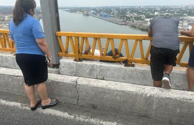 Personal de la Guardia Estatal evita suicidio en el Puente Tampico