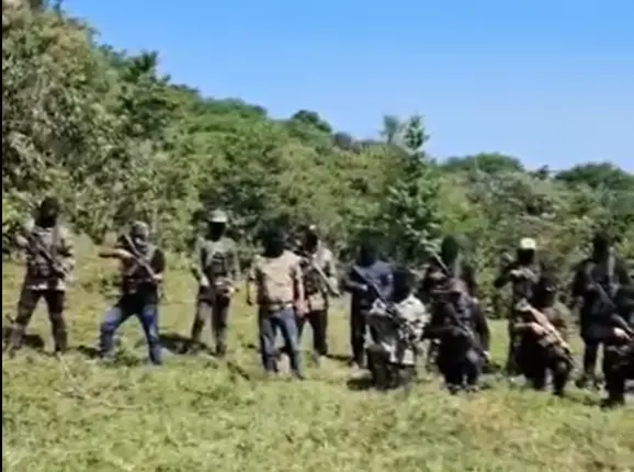 Un grupo armado grabó y difundió un video para hacer saber que estará en defensa de su territorio y amenazando con seguir con las agresiones. Foto: Captura