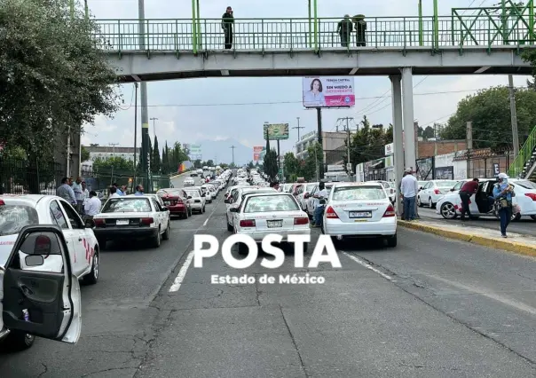 Bloquean taxistas  Paseo Tollocan exigen alto a los operativos (VIDEO)