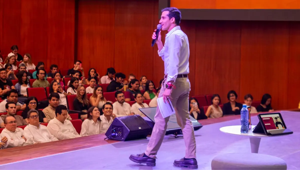 Rommel Pacheco participó en este foro organizado por la Universidad Anáhuac Mayab Fotos: Cortesía