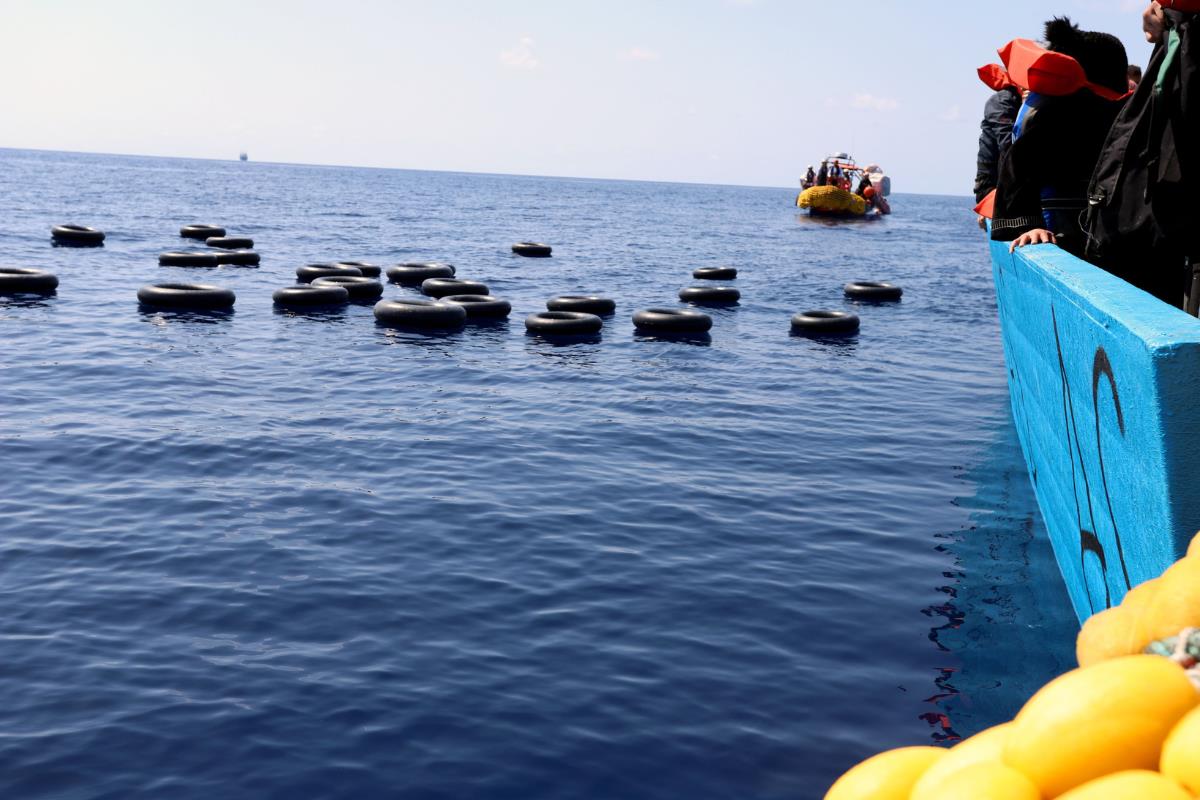 Rescate de migrantes por Médico Sin Fronteras en mar mediterráneo. Foto tomada de: X @MSF_Sea