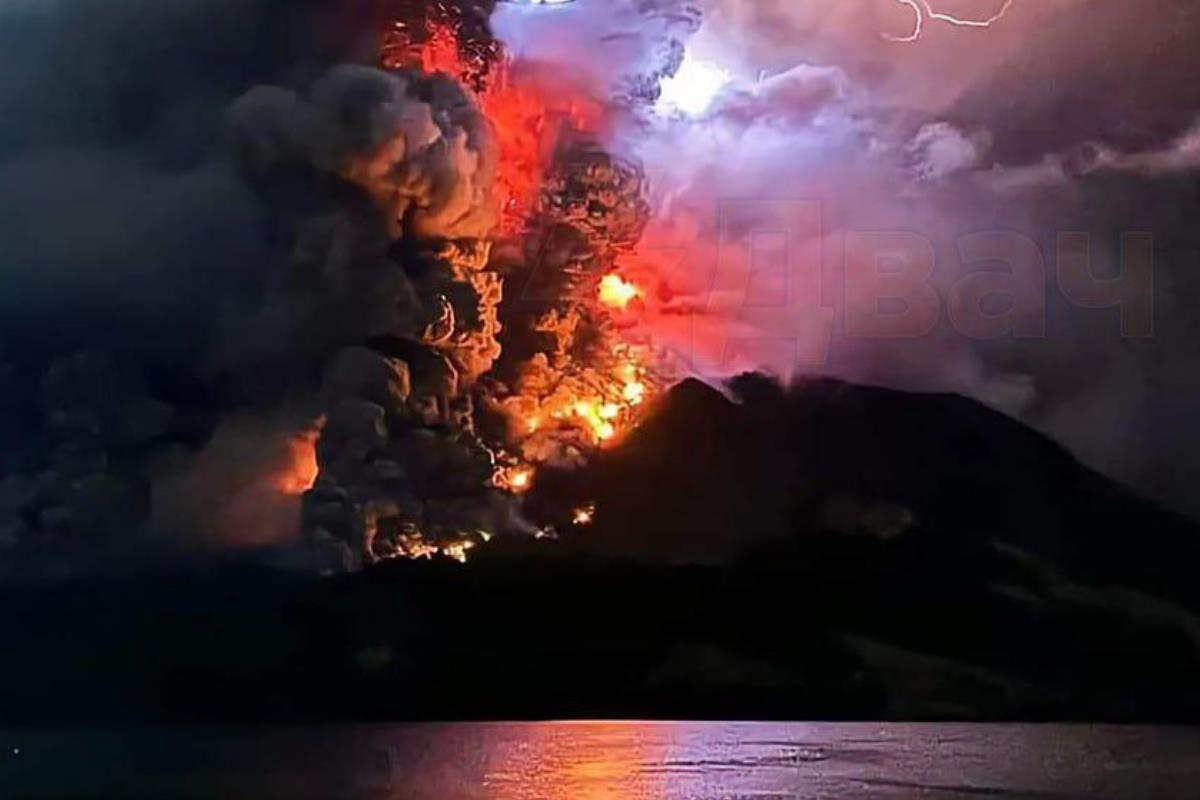 Volcán hace erupción en Indonesia. Foto tomada de: X @marianpy1