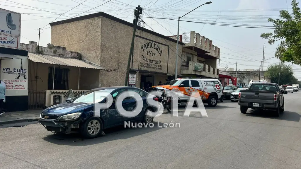 Atropella conductora a dos personas en Monterrey