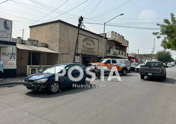 Atropella conductora a dos personas en Monterrey