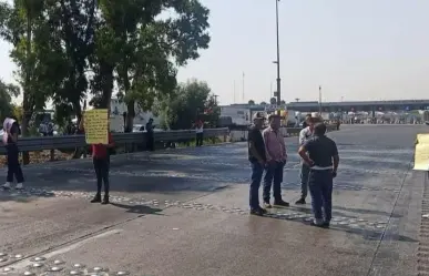 Manifestantes exigen entrega de restos en autopista México-Querétaro