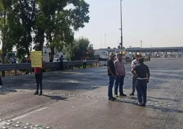 Manifestantes exigen entrega de restos en autopista México-Querétaro