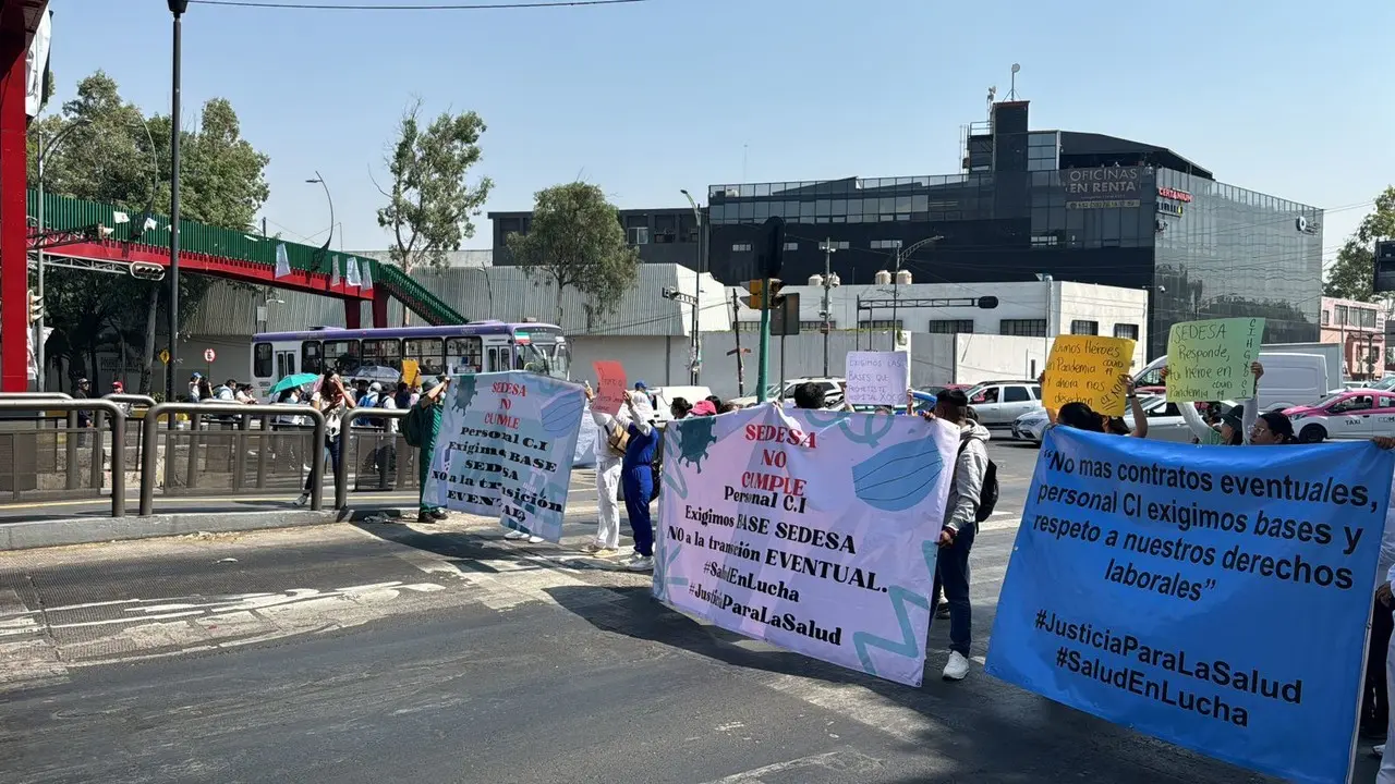 Trabajadores de la salud impiden el paso el cruce de Insurgentes y Eje 2 Norte. Foto: Ramón Ramírez