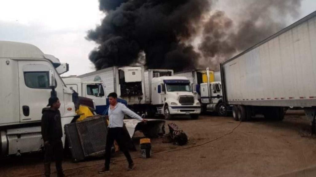 Incendio consume predio de llantas cerca de Parque 2000 en Toluca