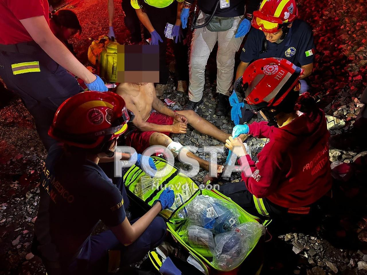 Según las autoridades, son dos hombres y una mujer que caminaban sobre las vías del tren tomando unas cervezas. Foto: Raymundo Elizalde.