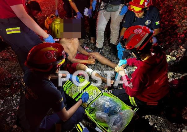 Se salvan hombres de ser arrollados por un tren