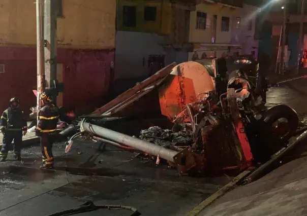 Vuelca pipa de agua sobre Circuito Interior y arde en llamas, no hay heridos