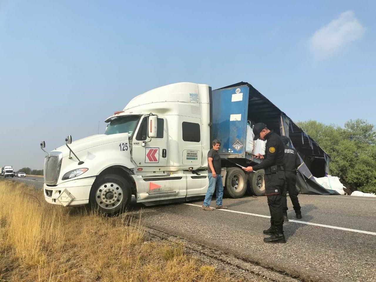 Accidente de tráiler en carretera federal 101, km 34. Foto: SSPT