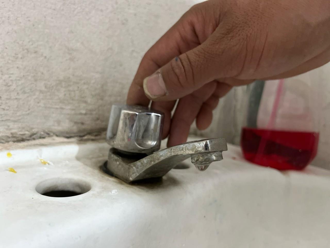 En la zona sur de la ciudad, hay lugares en donde exite un foco amarillo debido al desabasto de agua potable. Foto: Jesús Carrillo.