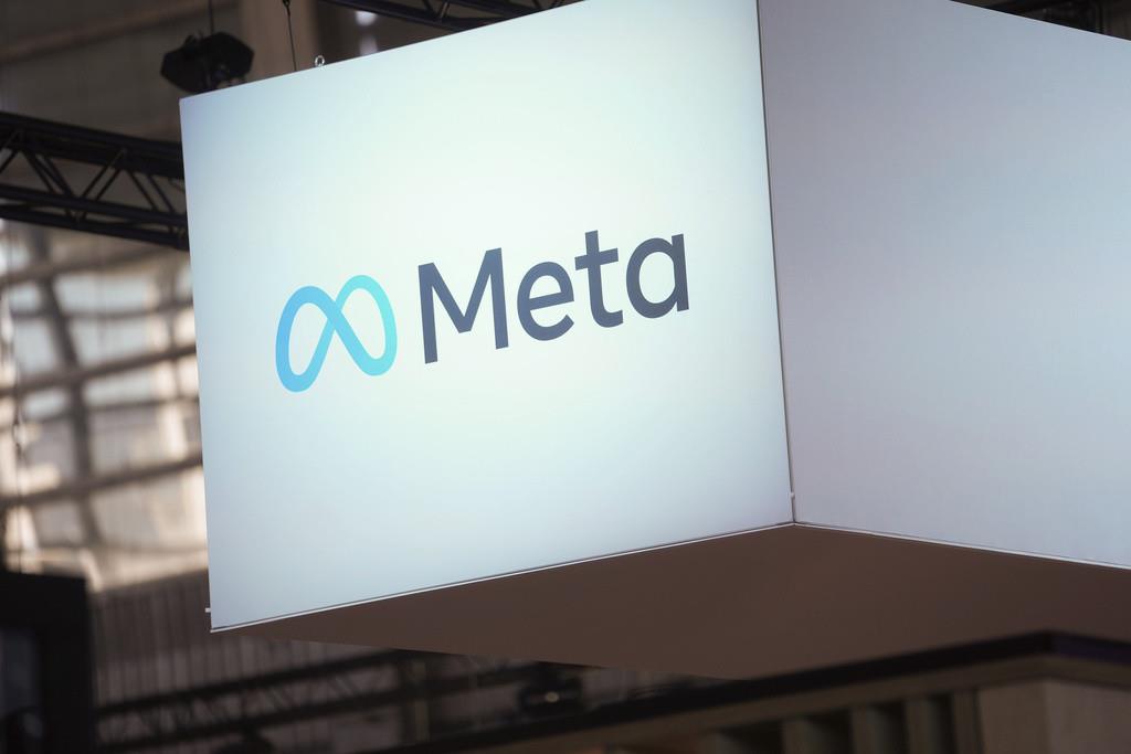 El logotipo de Meta en un evento en París, Francia, el miércoles 14 de junio de 2023. (AP Foto/Thibault Camus, Archivo)