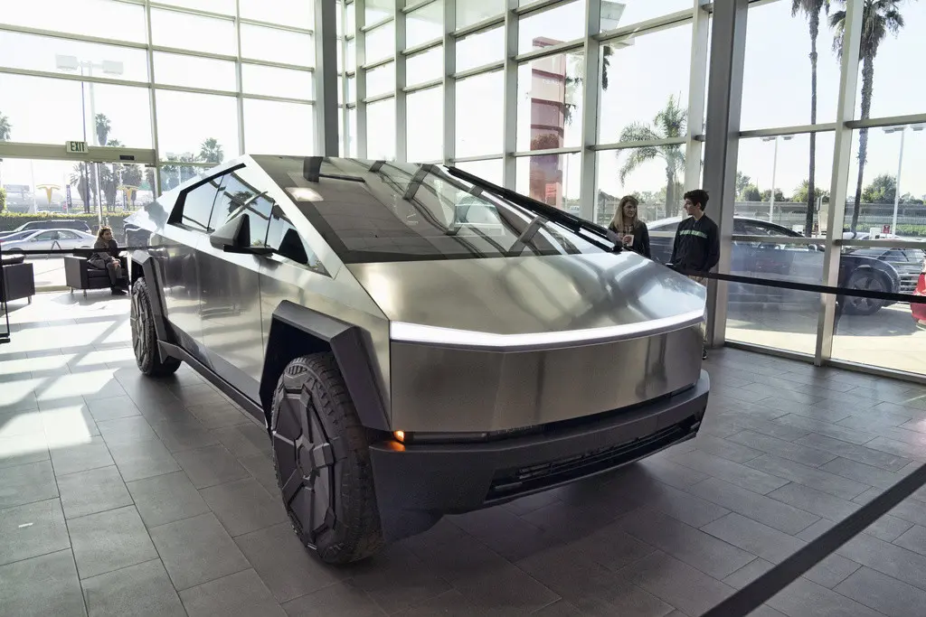 Una camioneta Cybertruck de Tesla en exhibición en Buena Park, California, el domingo 3 de diciembre de 2023. (AP Foto/Richard Vogel)