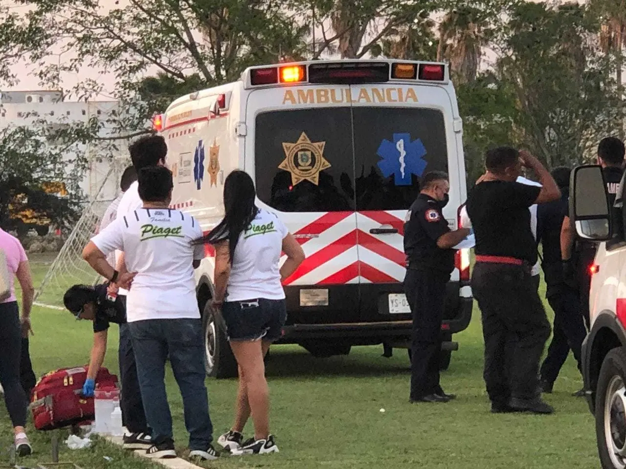 Luego de que un auto impactara unas gradas en la  Universidad Marista de Mérida, diez personas resultaron lesionadas y requirieron ser hospitalizadas.- Foto de Mérida Moderna