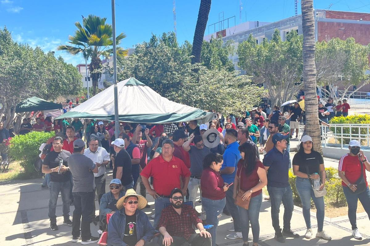 Cierran docentes oficinas de gobierno en La Paz