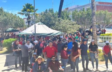 Cierran docentes oficinas de gobierno en La Paz