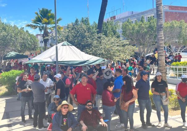 Cierran docentes oficinas de gobierno en La Paz