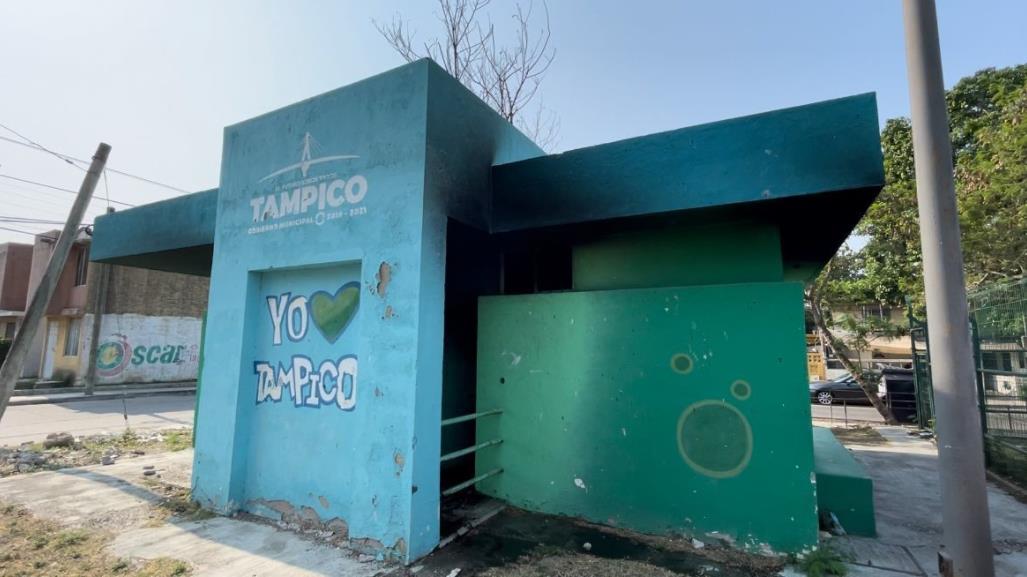 Niños vándalos incendian baños de un parque en Tampico