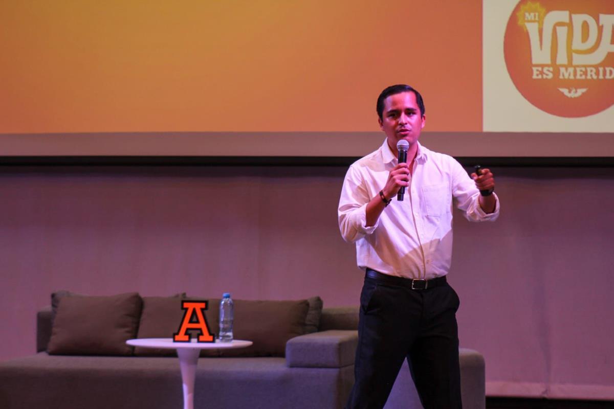 Gerardo Ocampo en Universidad Anáhuac Mayab, Yucatán. Foto tomada de: POSTA