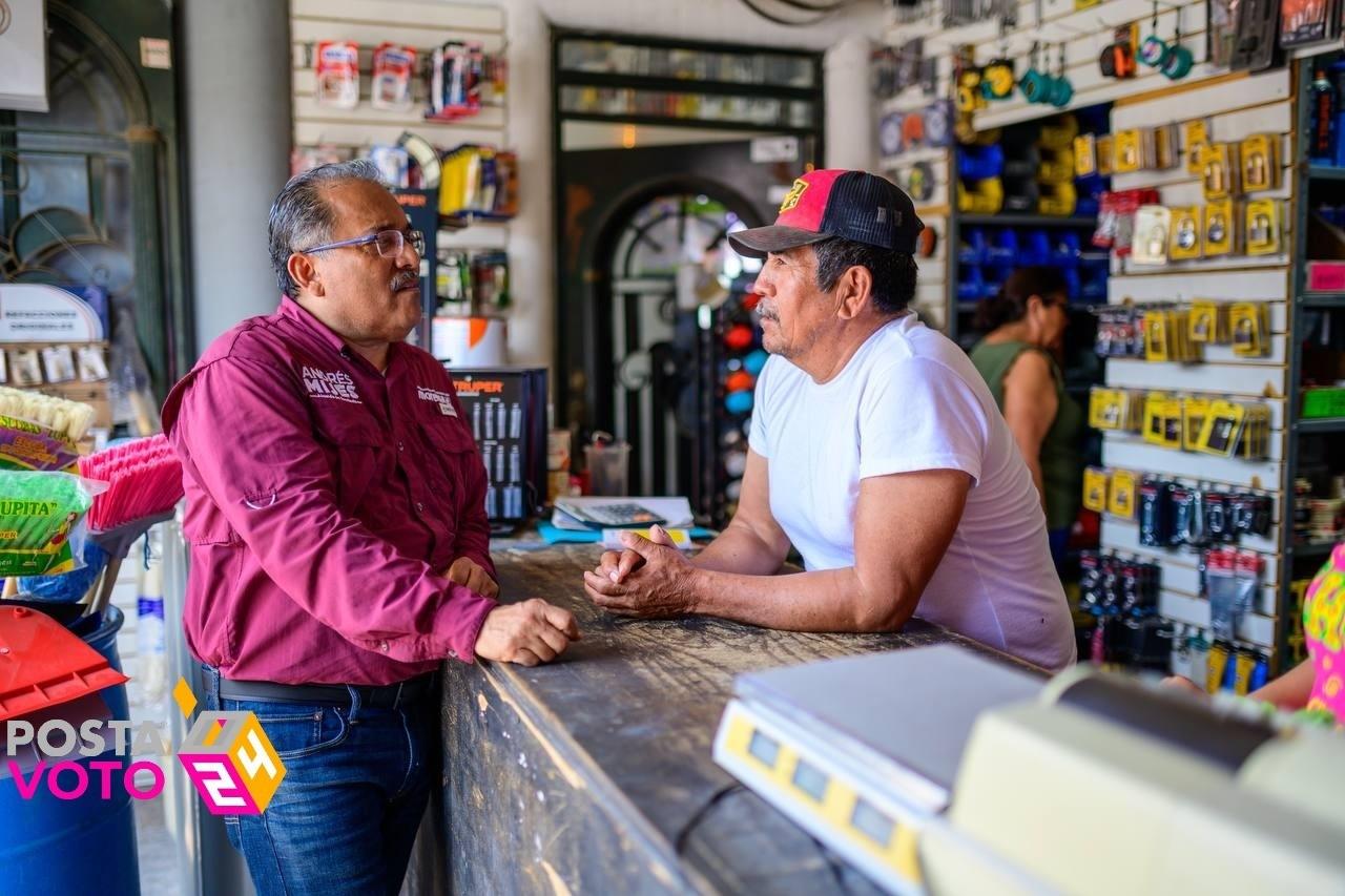 Arropado por vecinos del sector, Mijes dialogó con residentes de la calle Basalto, así como de otras arterias como Platino y Alabastro. Foto: Especial.