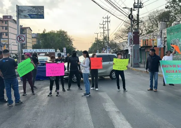 ¡Sin agua! Vecinos de Argentina Poniente, cierran vialidades exigiendo solución